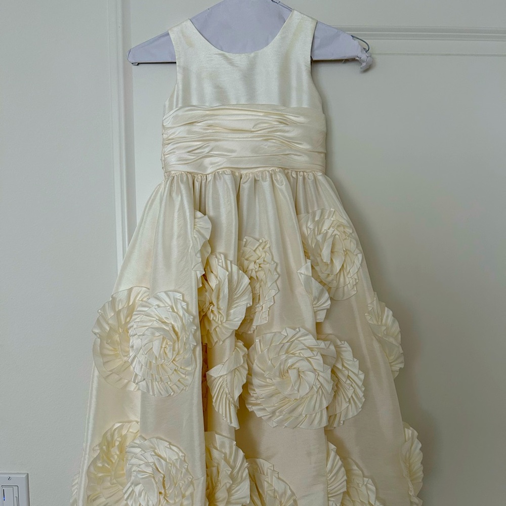 Flower girl dress. Beautiful, crème color, Perfect condition, worn 1x sz youth 6